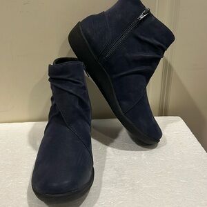 NWT Clarks Cloudsteppers cushion insoles Ankle ruched Boots zip up size 7 blue